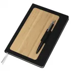 Caderno de anotações com suporte para caneta, capa dura em material reciclável e bambu, miolo com 80 folhas pautadas na cor bege. NÃO ACOMPANHA CANETA. - 1999571