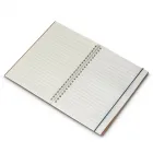 Caderno de anotações 21x15cm, capa em papel 100% reciclado com elástico, contendo:   Miolo de 70 folhas pautadas na cor bege;  Com suporte para caneta em papel reciclável; Não acompanha caneta - 1999581