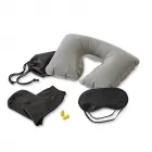 Kit de viagem composto por almofada de pescoço, máscara para dormir, tampões para ouvidos e 1 par de meias. 