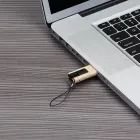 Pen Drive Retrátil em Uso - 1702645