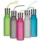 Garrafa plástica fosco de 600ml com tampa de peneira. Garrafa colorido fosco com tampa inox, possui peneira na parte interna e ambas tampas podem ser rosqueáveis. Acompanha alça elástica. - 2005652