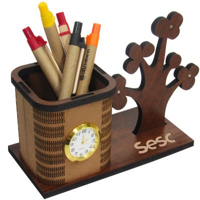 Porta-canetas ecológico em madeira com relógio