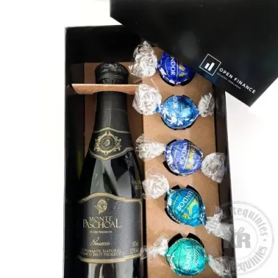 Caixa com1 champanhe Monte Pascoal de 187ml e 5 bombons Lindt.