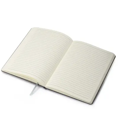 Caderno de anotações com suporte para caneta, capa dura em material reciclável e bambu, miolo com 80 folhas pautadas na cor bege. NÃO ACOMPANHA CANETA. - 1999572