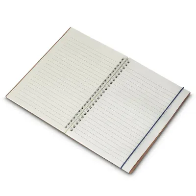 Caderno de anotações 21x15cm, capa em papel 100% reciclado com elástico, contendo:   Miolo de 70 folhas pautadas na cor bege;  Com suporte para caneta em papel reciclável; Não acompanha caneta - 1999581