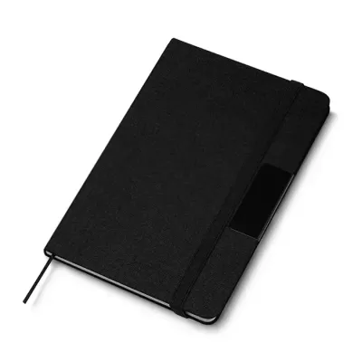 Caderno de anotações com placa de metal para personalização, fechamento em fita elástica, capa dura em material reciclável, miolo com 80 folhas pautadas na cor bege. NÃO ACOMPANHA CANETA.