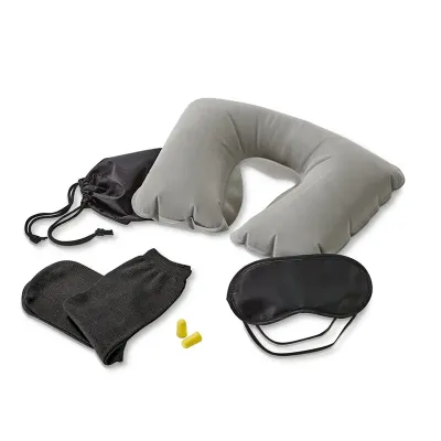Kit de viagem composto por almofada de pescoço, máscara para dormir, tampões para ouvidos e 1 par de meias.  - 1997097