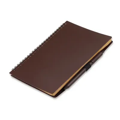 Caderno com caneta marrom