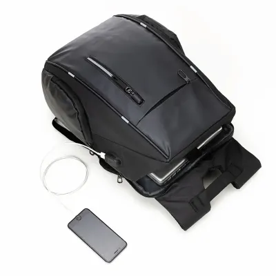 Mochila confeccionada em poliéster com compartimento para notebook