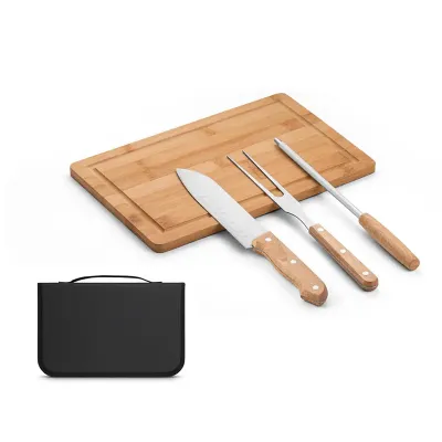 MOUSSAKA. Kit churrasco em estojo de 210D e tábua em bambu com 3 utensílios em aço inox e madeira de seringueira
