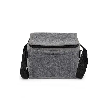  Bolsa térmica em tecido feltro com capacidade para 5 litros, possui revestimento térmico, bolso frontal e alças para as mãos.