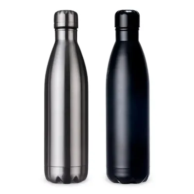  Garrafa térmica 780ml em inox de alta qualidade. Possui tampa rosqueável com detalhe superior em relevo, pode ser utilizada com líquidos quentes ou frios. Observação: não colocar no fogão ou micro-on - 2005629