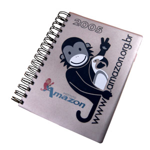 Agenda ecológica personalizada, com miolo em papel reciclado e capa rígida em PET 100% reciclado (originado da reciclagem de embalagens de refrigerante).