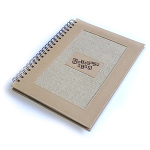 Caderno personalizado com capa em couro reciclado natural. Medidas: 21 x 28 cm. Com 100 folhas em papel reciclado, impressão 1 x 1  cor.